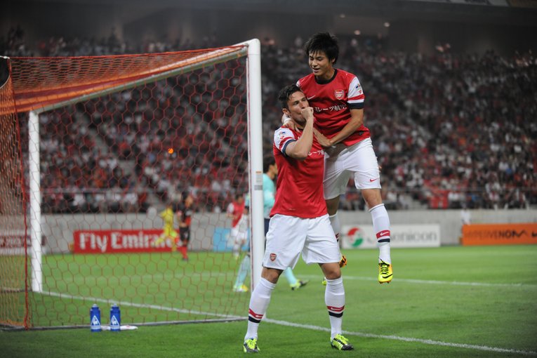 2013年アジアツアーで名古屋グランパスと対戦。フランス代表FWジルーのゴールを祝福した　©︎Getty Images
