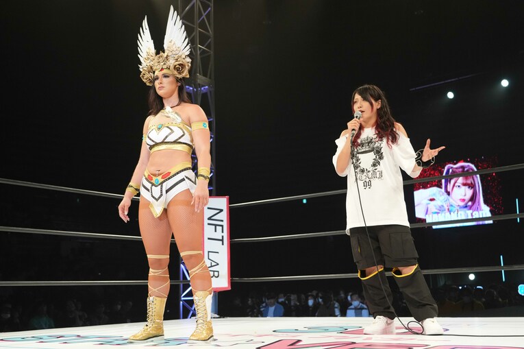 7月23日、リング上でメーガン・ベインを紹介する林下詩美