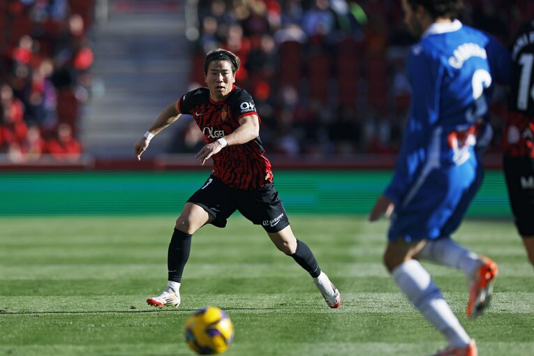 「脱ぐと筋骨隆々な肉体で」「ゴールで響く“タクマ・アサノ”コール」日本代表未招集も…カメラマンが見たFW浅野拓磨のマジョルカで愛される姿(5)