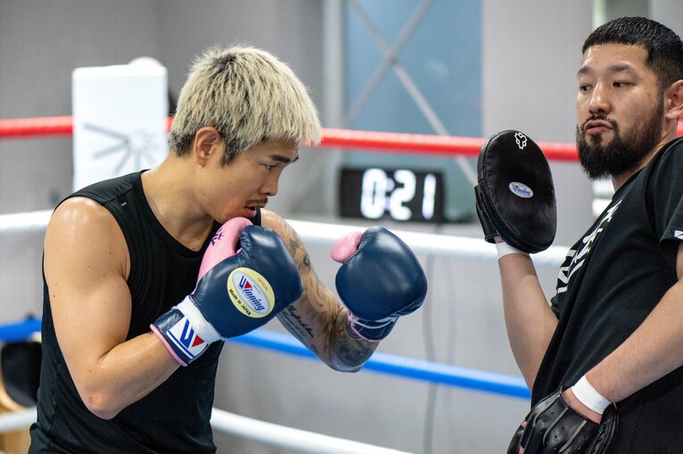 さまざまなシチュエーションを想定したミット打ち　©Takashi Shimizu