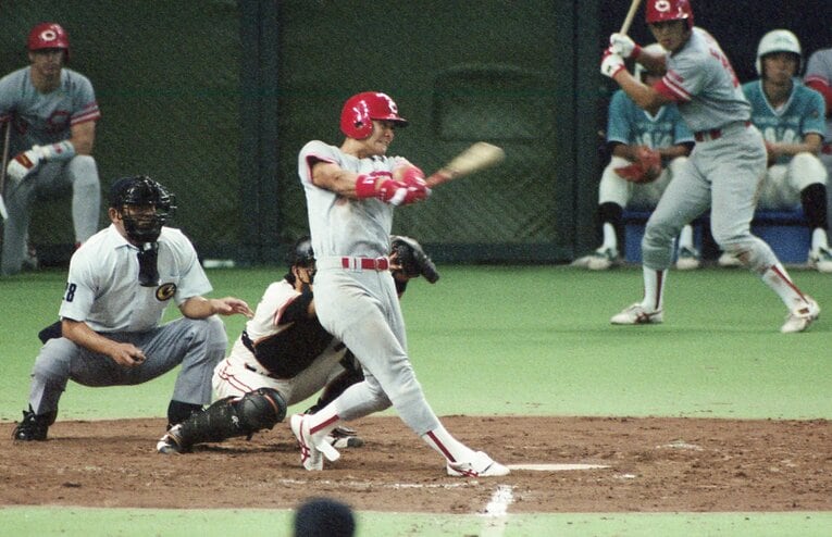 8回に勝ち越しの2ランを放つ前田　©︎Ssnkei Shimbun