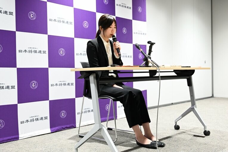 棋士編入試験第5局後、会見での西山の表情と気品あるお辞儀（全8枚中の2枚目）　©Keiji Ishikawa