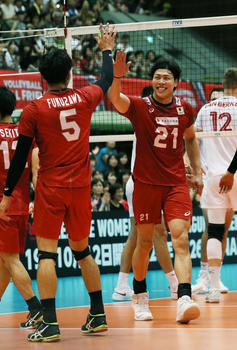右膝の大ケガから復帰した清水邦広。盟友・福澤達哉とハイタッチ（2019年8月）　©︎JIJI PRESS