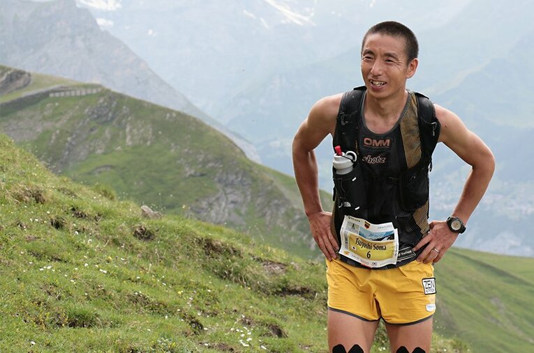 事故直前のレース中、笑顔をみせるプロトレイルランナー相馬剛。現在、この写真は遺影として自宅に飾られている。 ／ photograph by Mayumi Soma/Sho Fujimaki