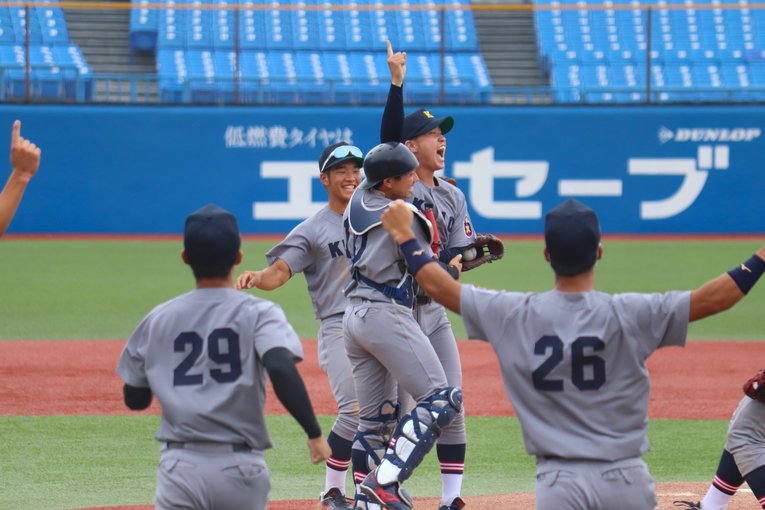 大学選手権を制した慶大。福井章吾はマウンドの中心で喜びを爆発させた　©︎Yu Takagi
