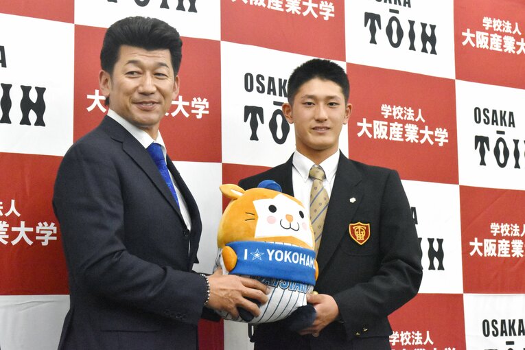 DeNA1位指名の松尾汐恩捕手（大阪桐蔭高・178cm78kg・右投右打）と三浦大輔監督　©JIJI PRESS