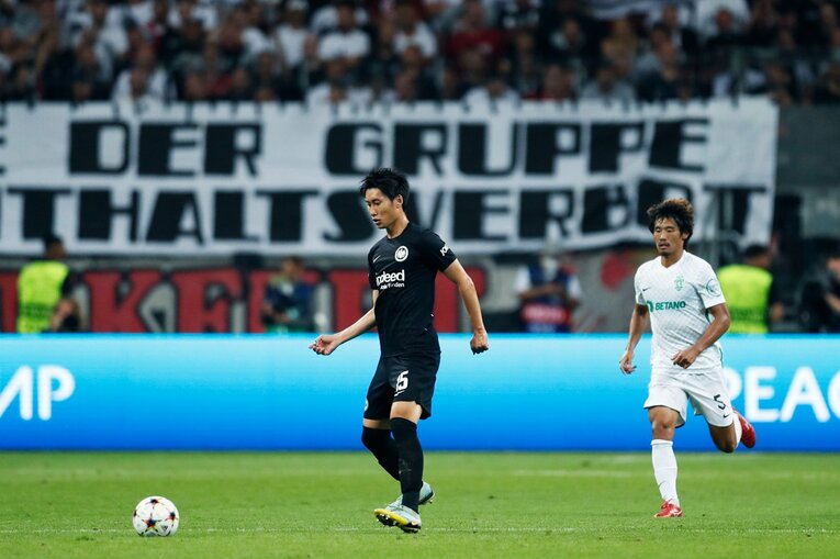 「“鎌田大地と守田英正が一緒に写った1枚”を狙いたいけど…」「長谷部誠はすでにコーチのように」CL日本人対決と“美しい夕焼け”撮影ウラ話(66)