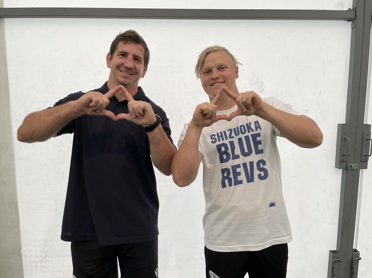 ブルーレヴズの司令塔、サム・グリーンとポーズをするクワッガ・スミス　©︎SHIZUOKA BlueRevs