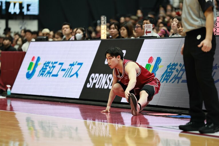 初挑戦のBリーグで存在感を見せる岡田のプレー　©B.LEAGUE