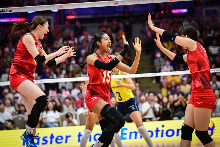 石川真佑、宮部藍梨、岩崎こよみ（VNLファイナル準決勝・ブラジル戦）　©︎Volleyball World