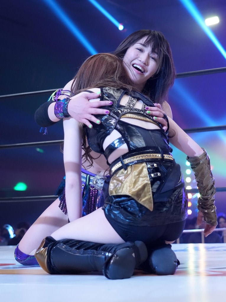 朱里に抱かれる鹿島沙希　©Essei Hara