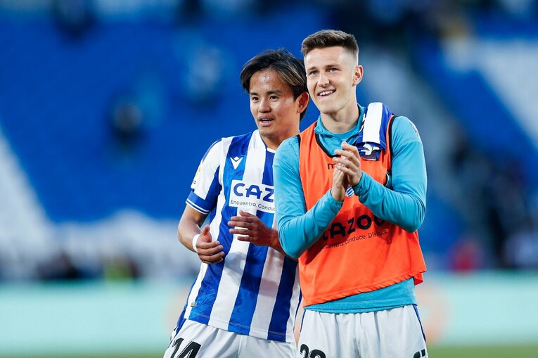 「クボはノルマル（普通）よ」辛口おばあちゃんにバルで遭遇も…カメラマンが撮った久保建英21歳の“軽快ドリブル＋母・祖母のような愛”(80)