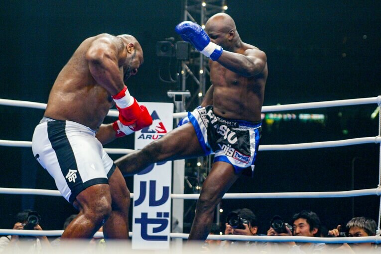 2度目の対戦にて、ホーストのローキックに苦悶の表情を浮かべるサップ