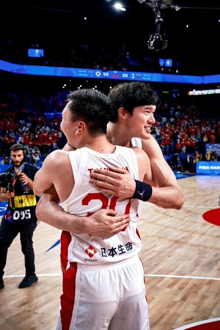 富永啓成とハグする渡邊雄太　©FIBA