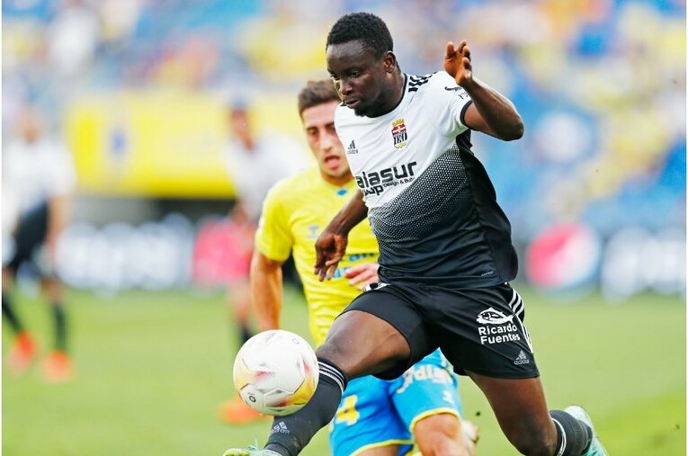 〈激写〉岡崎慎司35歳、スペイン2部から日本代表の救世主になれるか 「すごい良いヤツだよ」新天地でも愛される“侍魂”(31)