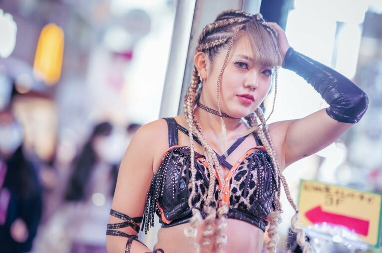 中学生でデビューを果たし、大学受験を経て復帰した現在は“ギャルレスラー”として人気を集める小橋マリカ ／ photograph by Shiro Miyake