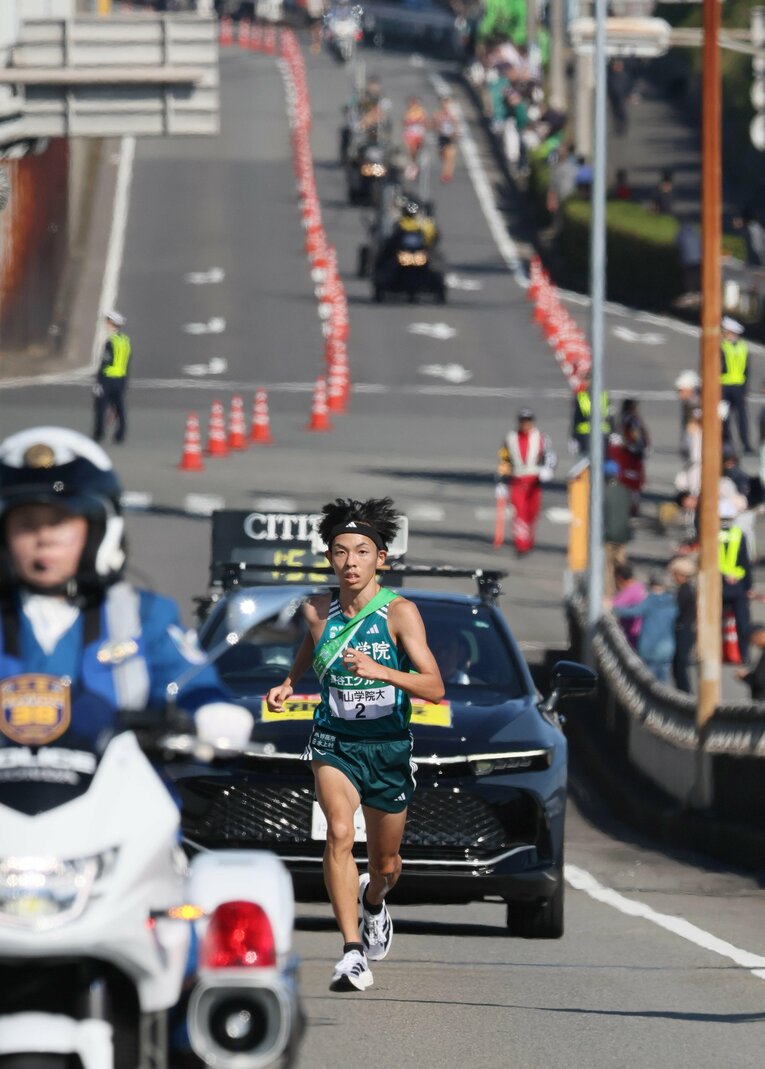 青学大4区の黒田朝日（3年）。区間新記録の快走を見せ、4区終了時点で3位の国学院に1分27秒、5位の駒澤に2分25秒の大差をつけた　©JIJI PRESS