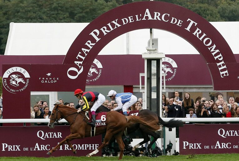 2013年の凱旋門賞（手前がオルフェーヴル）　©EPA/JIJI PRESS