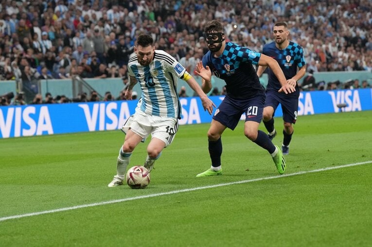 カタールW杯準決勝、メッシがグバルディオルを“子ども扱い”して翻弄し、スーパーアシスト　©Kaoru Watanabe/JMPA