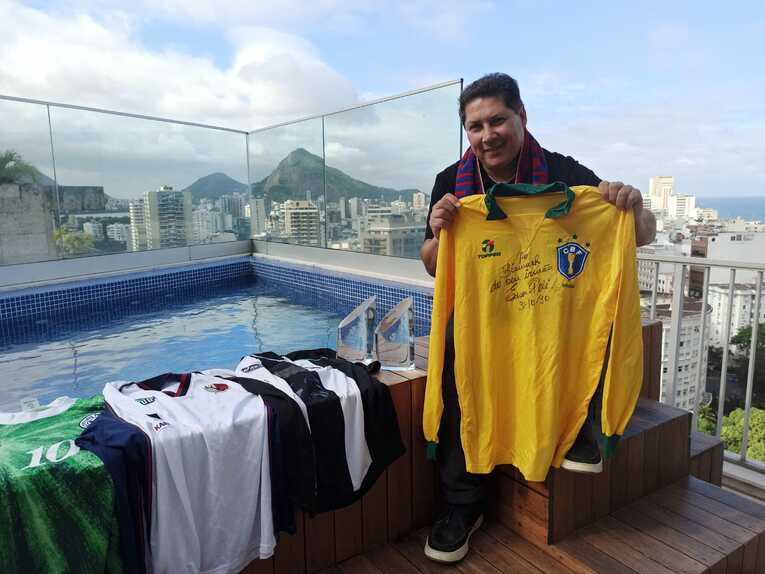 かつてプレーしたV川崎、鹿島、神戸のユニフォームを前に　©Hiroaki Sawada