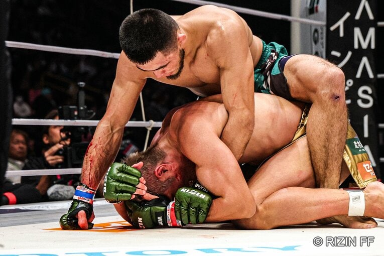シェイドゥラエフは返り血を浴びながら攻め続ける　©RIZIN FF