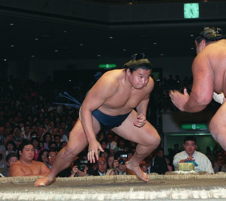 写真は1992年の夏場所。19歳だった貴乃花（当時は貴花田、前頭2枚目）と武蔵丸の対戦　©JIJI PRESS