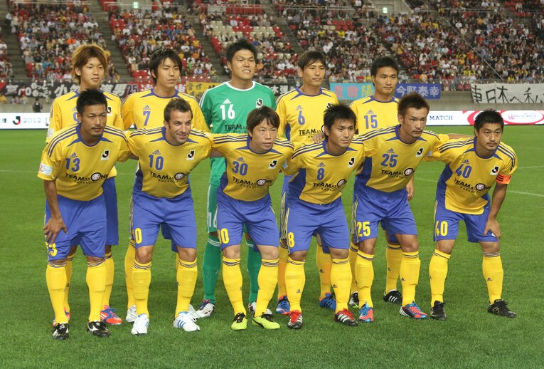 2012年7月復興支援チャリティーマッチに「J.League TEAM AS ONE」の一員として出場した遠藤康（前列右から3番目）©︎JIJI PRESS