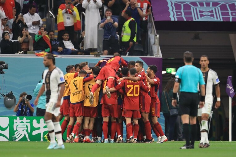 スペイン・モラタのゴールにメンバーが祝福　©Kazuo Fukuchi/JMPA