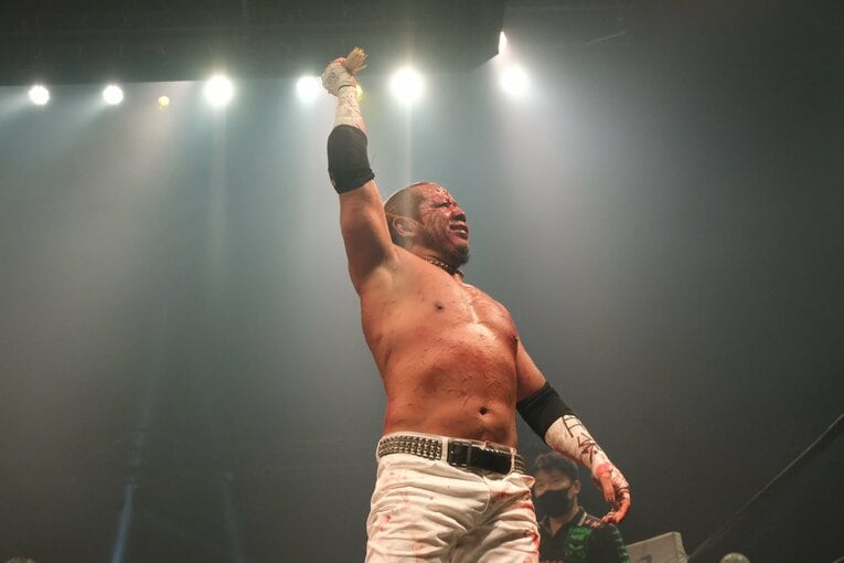 カリスマ葛西純「世の中は無駄な血を一滴も流すな」 頬を串刺し、人間ダーツ…それでもデスマッチが“ただの残虐ショー”ではない理由(29)