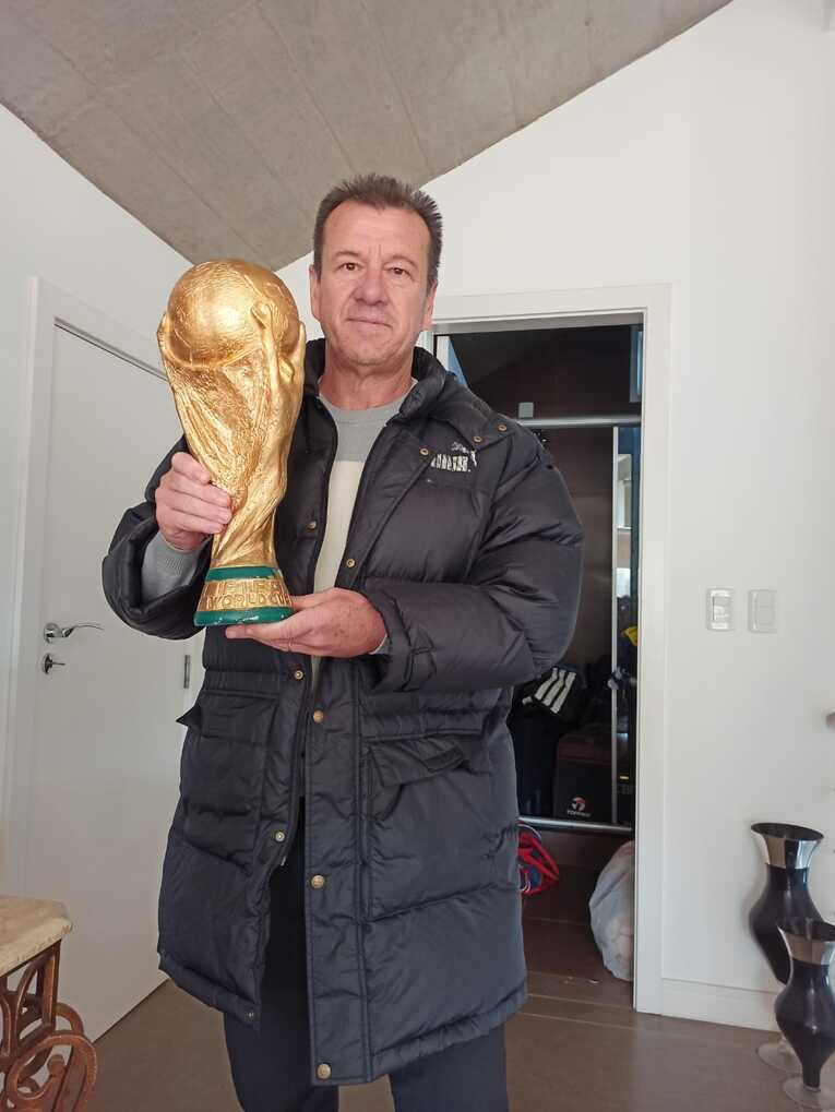 ワールドカップのレプリカを手に ©Hiroaki Sawada