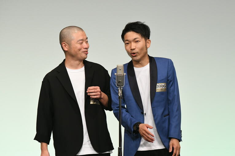 M-1準決勝での2人。決勝と同じ「地元の女の子」のネタをかけ、大ウケだった　©M-1グランプリ事務局