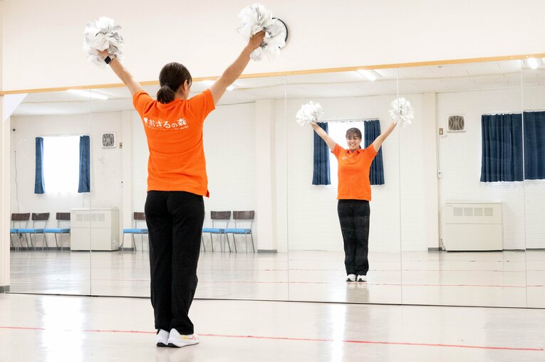 体操だけでなくチアダンスなども指導する　©Takashi Shimizu
