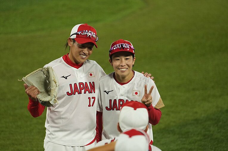 ともに北京五輪からの重圧と戦った上野由岐子と記念撮影をする山田恵里 ／ photograph by Masaki Fujioka/JMPA