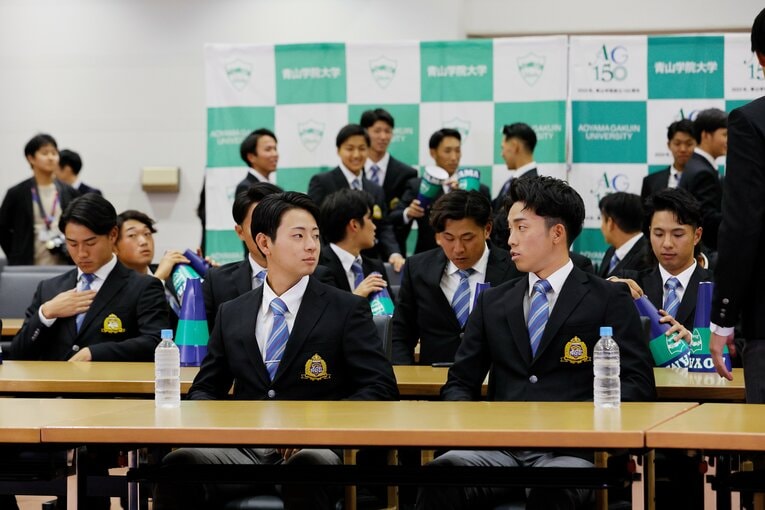 ドラフト会議開始前、会話を交わす下村海翔と常廣羽也斗　©Shigeki Yamamoto