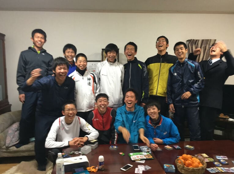増田が下宿していたという「おばちゃんの家」に集まった部員たち／増田さん提供