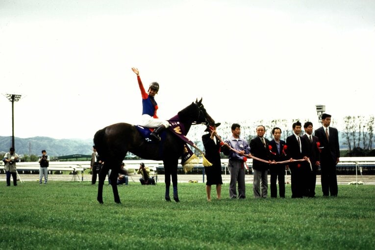 天皇賞・春で復活勝利をあげたライスシャワーだったが、続く宝塚記念、レース中の事故によって夭折した　©Keiji Ishikawa