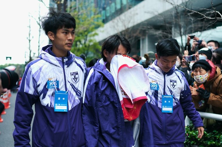 今年の箱根駅伝は2位に終わり、鈴木芽吹（一番左）ら能力のある4年生が抜けた駒澤大学。駅伝シーズン前から不調が聞こえてきている ／ photograph by Yuki Suenaga
