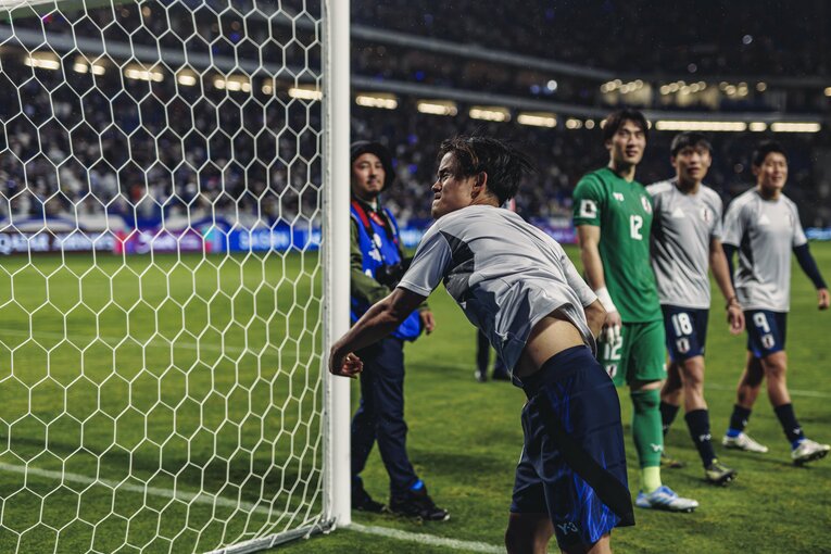 【じつは意外とオチャメな鎌田＆久保フォト】ファンにボールをエイッとな（2枚中の2枚目）　©Kiichi Matsumoto