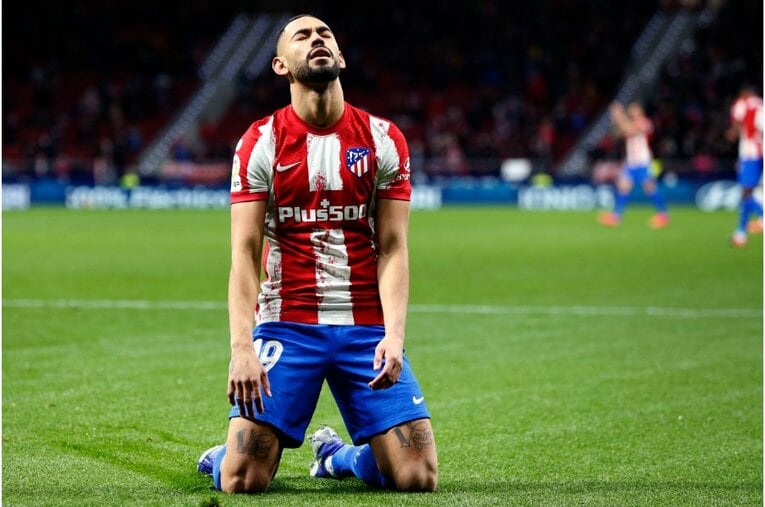 久保建英が“鉄壁アトレティコDF”をミスらせた　今季初ゴール写真に感じる「タケの厄介さ」とは〈撮影者の視点〉(9)