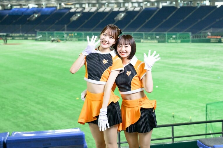 巨人の公式マスコットガール「VENUS」で活躍中の大倉かりんさんと高坂咲舞さん　©Miki Fukano