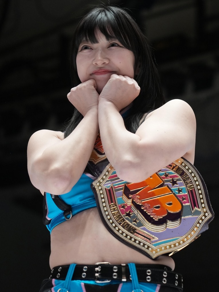 “かわいいポーズ”を取るさくらあや　©Essei Hara