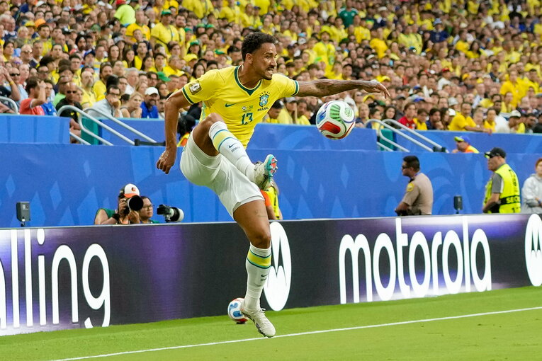 サイドバック王国のイメージがあるブラジルだが、右はベテランのダニーロが今も務めているほどの人材難だという　©Getty Images