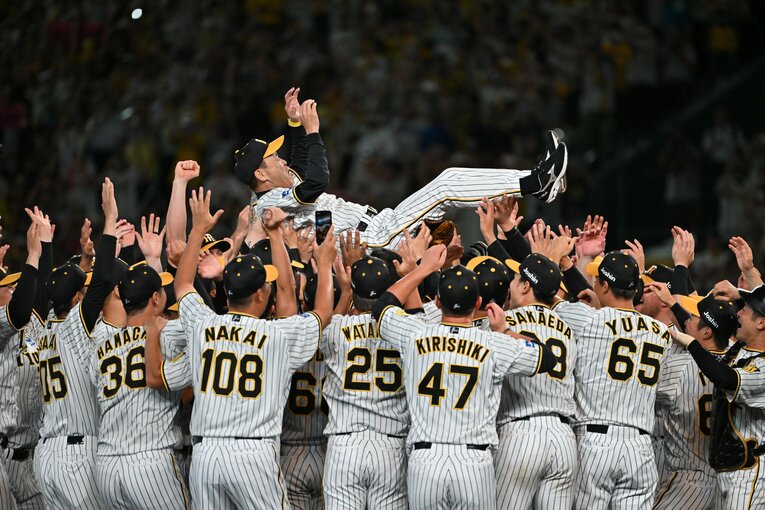 岡田監督の胴上げ（優勝決定の瞬間9/14）　©Hideki Sugiyama