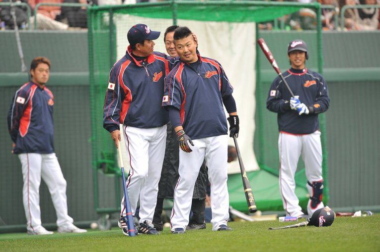2009年WBCのキャンプ中、原監督から髪型をいじられる村田修一　©️Hideki Sugiyama