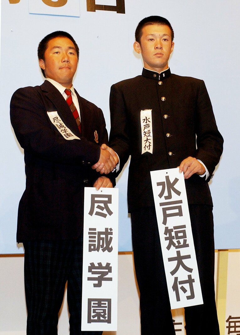 2002年の春のセンバツ甲子園、抽選会で。水戸短大付（現・水戸啓明）の柴田優太主将（右）　©JIJI PRESS