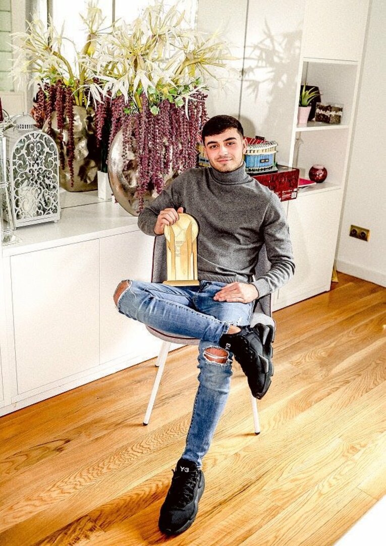 親しい人々からの質問ということもあってか、リラックスした表情で取材に応じるペドリ　photograph by L’Équipe