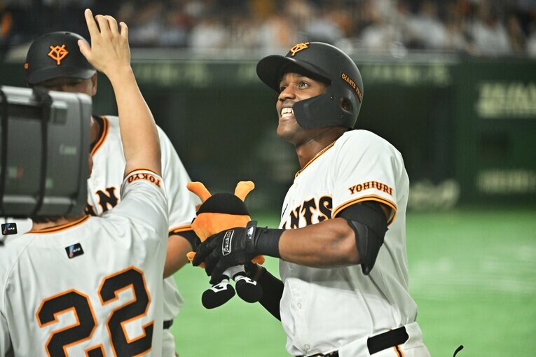 6月4日のロッテ戦で5打数3安打（1本塁打）3打点のヘルナンデス。巨人も18-2の大勝だった　©︎Hideki Sugiyama