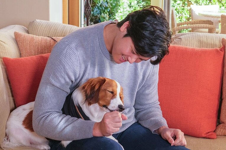 2023年のア・リーグMVP発表時の大谷翔平とデコピン。初登場時、視聴者だけでなく番記者の脳内も大混乱だったようだ ／ photograph by MLB Photos/Getty Images