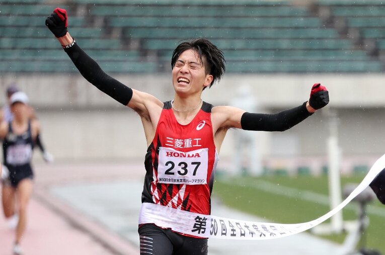 2月13日、全日本実業団ハーフマラソンで優勝した三菱重工の林田洋翔。日本歴代8位タイの1時間0分38秒という好記録をマークした ／ photograph by AFLO
