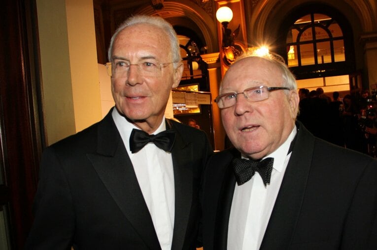 西ドイツ代表でともに戦ったベッケンバウアーは、先輩にあたるゼーラーを「宝」と称賛する©Getty Images